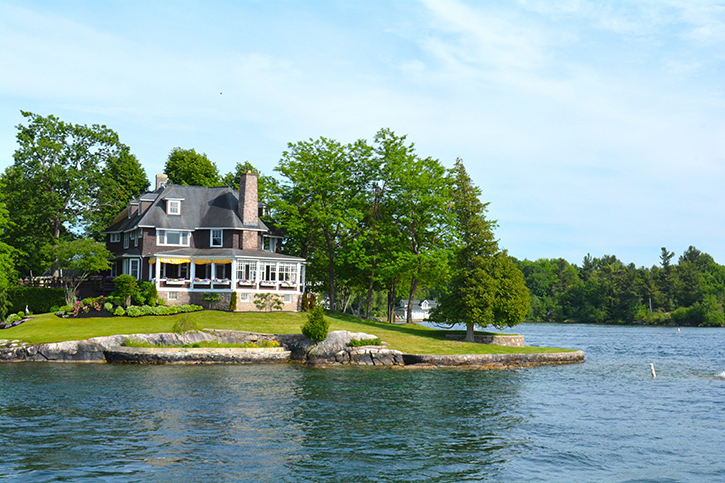Island with house, cottage or villa in Thousand Islands Region i