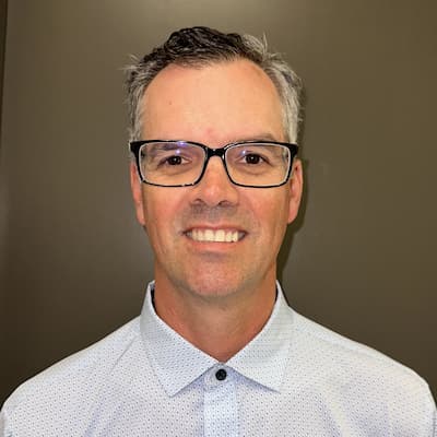 Professional headshot of Dan Scott, showcasing confidence and approachability for financial services.